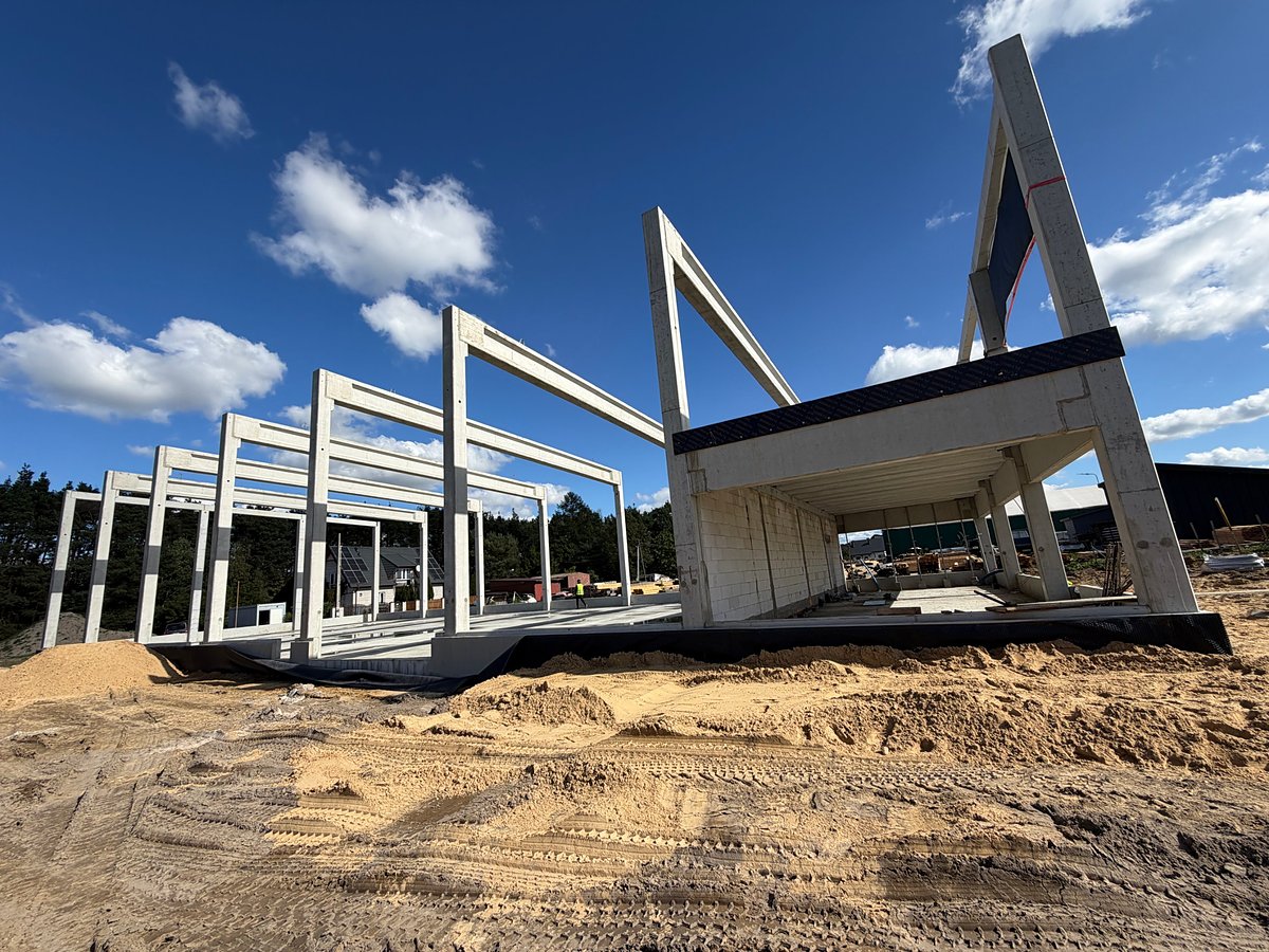 Konstrukcja szkieletowa budynku z betonowych słupów i ryglów na placu budowy
